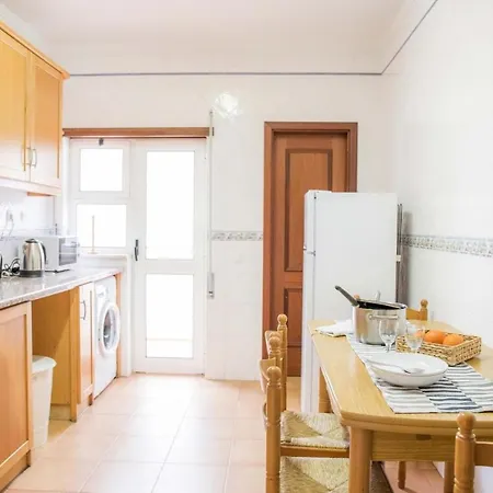 Central 1 Bed Apartment *